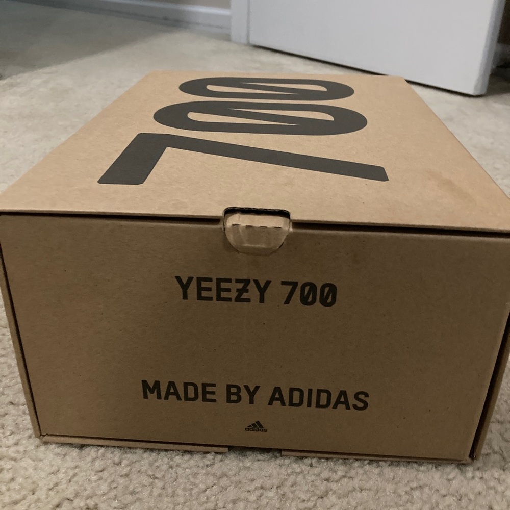 Yeezy 700 v3 azael new and unworn with box deadstock - Picture 4 of 5